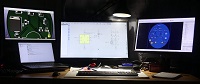 Varios monitores en una mesa.