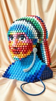 Escultura pixelada de una figura india.