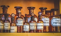 Tarros de cristal con medicinas.