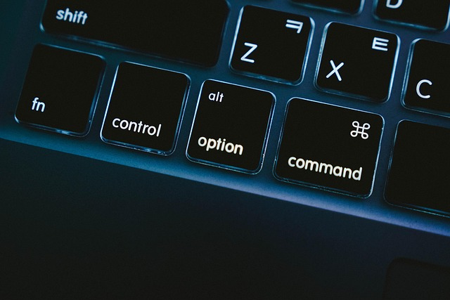 Parte de un teclado negro con letras blancas