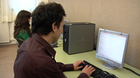 Imagen que muestra a un hombre de perfil escribiendo en el teclado de un ordenador. 