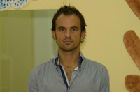 Juan mirando de frente.