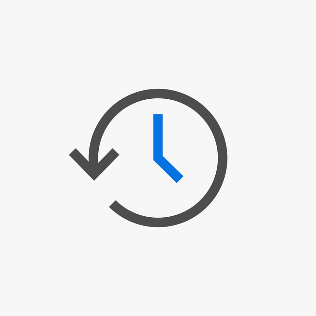 Icono representando un reloj mediante una flecha negra ciercular y una línea azul.