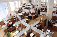 Oficina con empleados vista dese arriba
