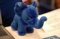 Foto que muestra en primer plano un peluche de elefante de color azul.