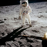 El astronauta Buzz Aldrin permanece en la superficie lunar junto a una de las patas del módulo lunar Apolo 11.