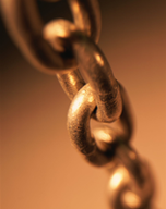 Primer plano de los eslabones de una cadena.
