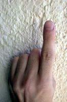 Mano con el índice levantado como si estuviera seleccionando.