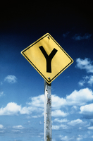 Señal de tráfico con una Ygriega que identifica uno de los operadores lógicos.