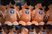 Estantería con el mismo ratón de peluche repetido.