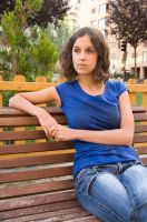 Ana sentada en un banco del parque