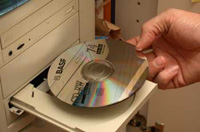 Imagen que muestra un CD entramdo en una unidad lectora.