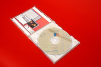 CD multimedia sobre fondo rojo.