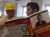 Leyendo un libro de JavaScript.