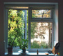 Fotografía de una ventana de una cocina abierta.