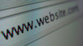 Fotografía de una pantalla dónde se puede leer la URL www.website.com.