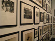 Se aprecia una pared llena de marcos de fotografías.