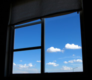 Una ventana abierta en la que se ve el cielo. 