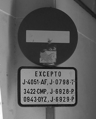 Señal de trafico con excepciones. 