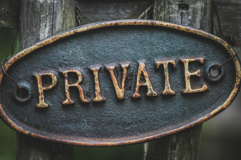 Un cartel que dice private.