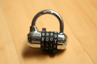 Imagen de candado mostrando el texto root como parte de la combinación de apertura.