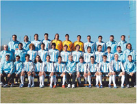 Imagen de una selección de fútbol sentada para una foto.
