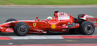 Fotografía de la captura de la velocidad instantánea de un coche de fórmula 1 durante una competición.