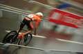 Se muestra un ciclista durante una carrera con el efecto blur (pérdida de enfoque o foco).