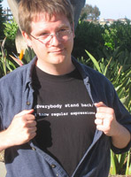 Fotografía de una camiseta en la que se puede leer en inglés: 