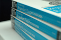 Fotografía en la que se ven 3 libros iguales con el título “Mastering Regular Expressions”.