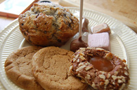 Fotografía de un plato en el que se pueden ver varios tipos de galletas (cookies).