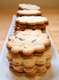 Fotografía en la que se ven 4 montones de galletas (cookies) apiladas.