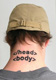 Foto de un cuello de una persona con un tatuaje de las etiquetas head y body.