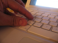 Foto de una mano pulsando una combinación de teclas en el teclado.