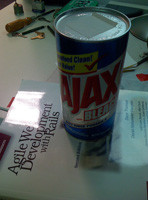Imagen de un producto de limpieza Ajax.