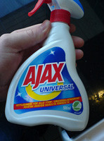 Imagen de un producto de quitamanchas Ajax.