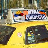 Imagen de un taxi con un anuncio que dice XML Connects. 