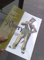 Fotografía de una mano que sostiene el libro jQuery in Action.
