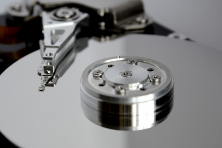 Imagen de la superficie de un disco duro mecánico.