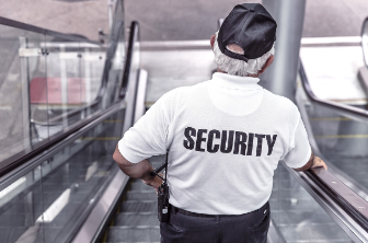 Imagen de un vigilante de seguridad bajando unas escaleras mecánicas