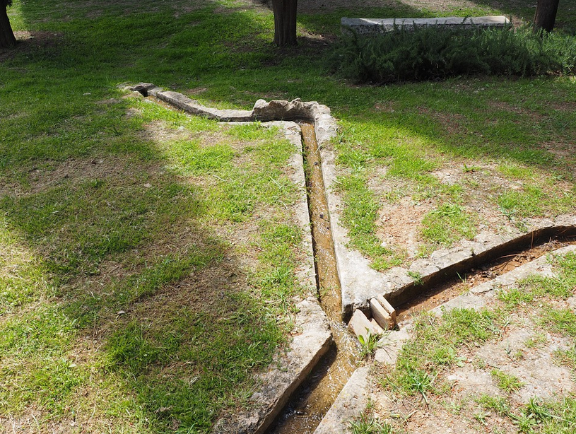 Imagen que muestra un desvío de agua de un sistema de regadío