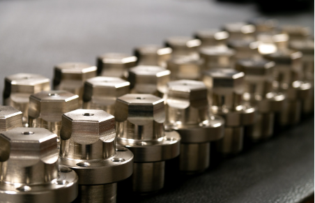 Array de piezas de metal