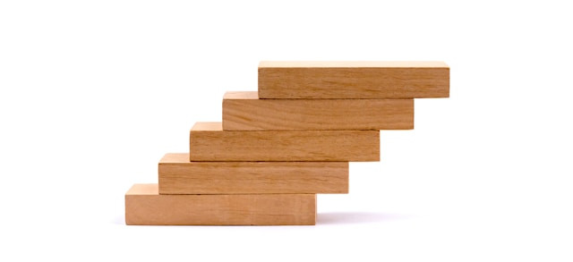 Bloques de madera agrupados en forma de escalera.
