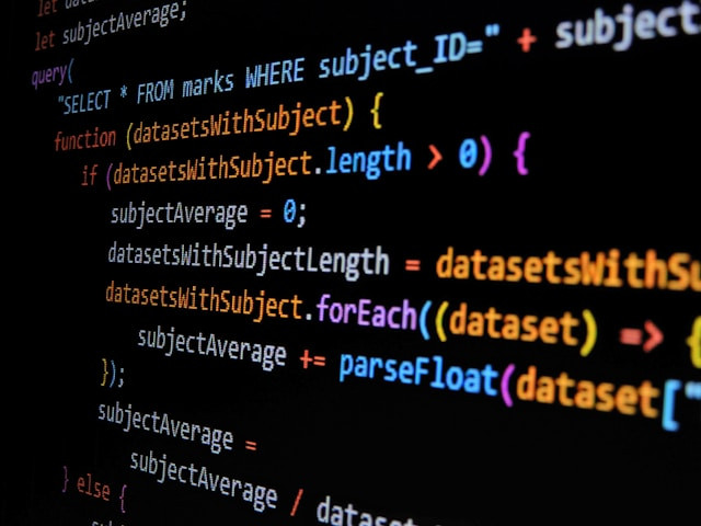 Código que gestiona una selección en una base de datos, implementado en Node.js.