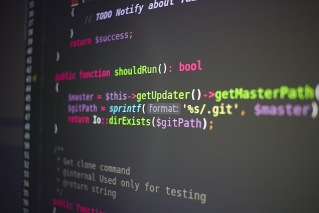 Código fuente PHP en una pantalla de ordenador con fondo oscuro.