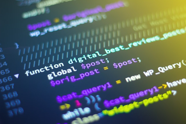 Pantalla con líneas de código PHP en un fondo oscuro.
