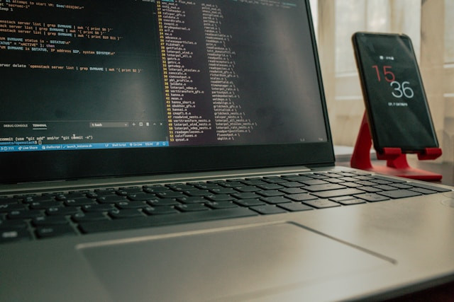 Portátil con pantalla llena de código enfocado en proteger bases de datos contra ataques.