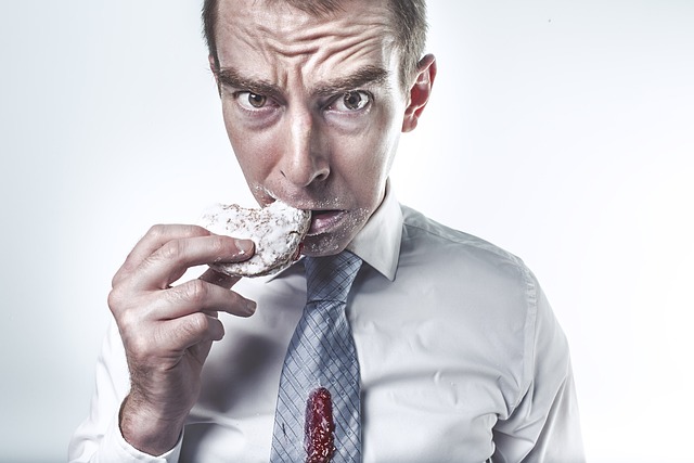 Imagen que muestra a un hombre comiendo una galleta