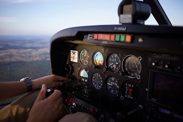 Imagen de una cabina de un avión en vuelo