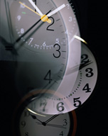 Imágenes superpuestas de varios relojes.